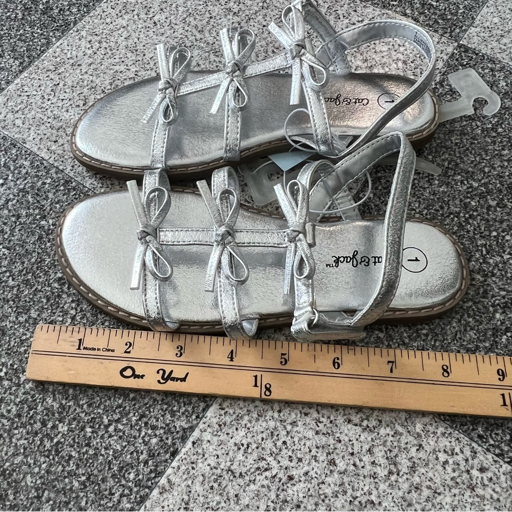 Cat & Jack Girl's Aria Bow Sandals in Silver- Size 1 - Picture 2 of 3